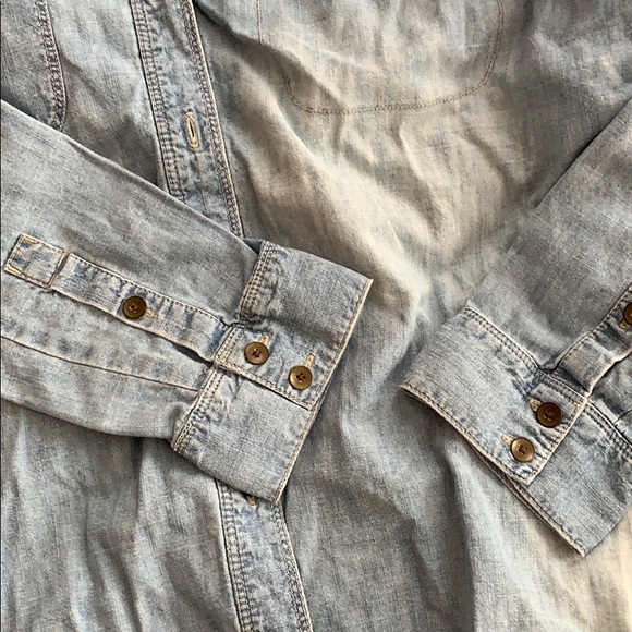 3/$10 🏷️ Madewell Chambray Button Down - Picture 3 of 3